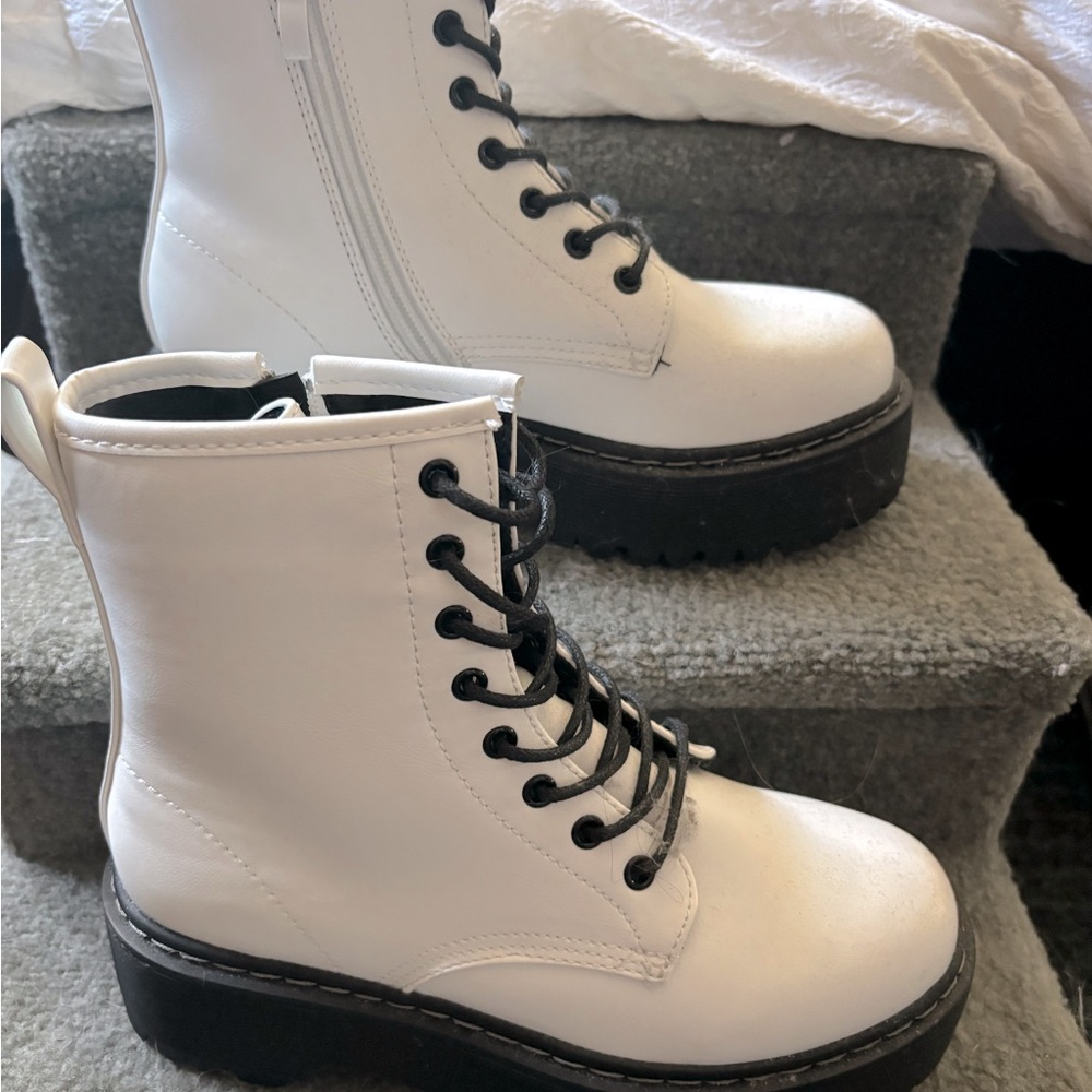 Womans Size 6 Steve Madden Betty White boots